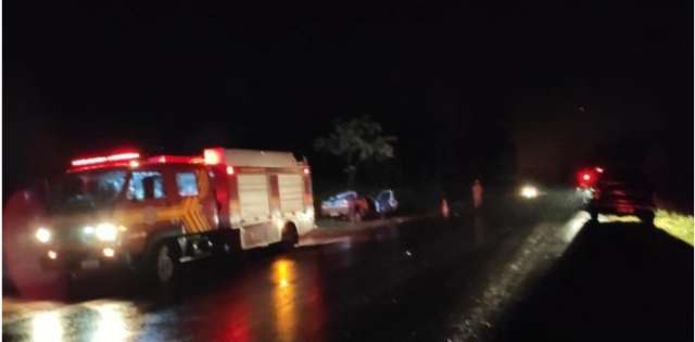 Pai e filho morrem em acidente envolvendo carro e caminh&atilde;o 