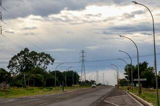 Céu amanheceu coberto de nuvens em Campo Grande (Foto: Paulo Francis)