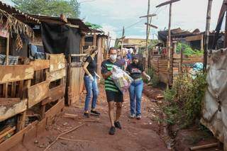 Marquinhos chega para entrega de cestas na Favela do Mandela (Foto: Paulo Francis)