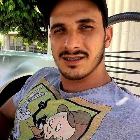 Motociclista perde controle em rotat&oacute;ria e morre ap&oacute;s bater em poste 