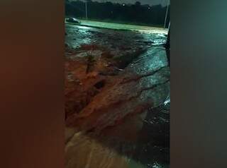 Rua Manoelita Alves, no Bairro São Conrado, ficou destruida com água da chuva (Foto: Direto das Ruas)