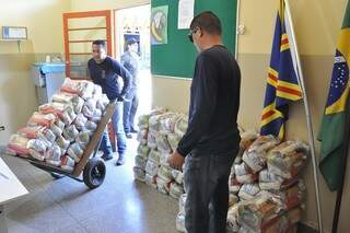 Prefeitura de Campo Grande entrega kit merenda durante pandemia (Foto: Arquivo/PMCG)