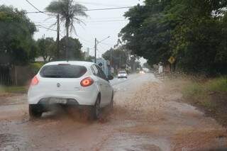 Motoristas redobram atenção durante chuva (Foto: Paulo Francis)