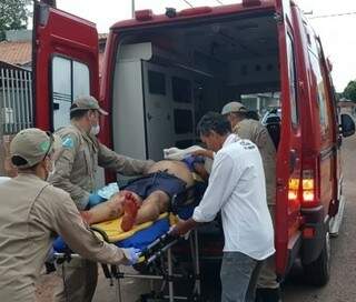 Vítima foi socorrido pelo Corpo de Bombeiros e encaminhado para o Hospital Regional Álvaro Fontoura com perfuração no pulmão e na mão (Foto: PC de Souza/Edição de Notícias)