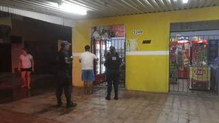 Durante operação toque de recolher, guardas orientam comerciantes a fechar as portas (Foto: Divulgação/Guarda)