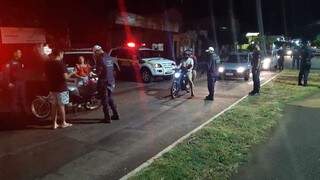 Guardas municipais abordam pessoas descumprindo toque de recolher (Foto: Divulgação)
