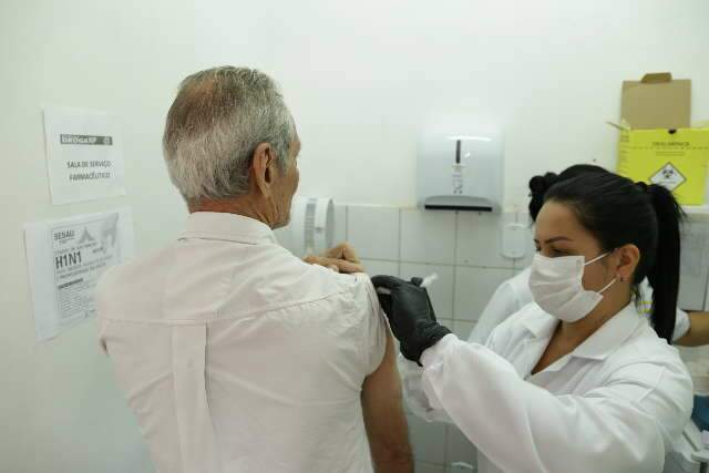 Vacina&ccedil;&atilde;o contra gripe ser&aacute; retomada nesta tarde para idosos e pessoal da sa&uacute;de