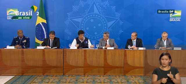 Junto a outros ministros, Mandetta admite tens&atilde;o, mas nega sa&iacute;da