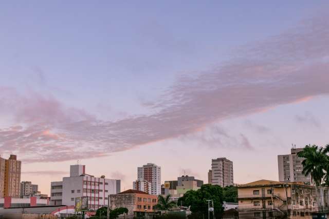 Semana come&ccedil;a com m&aacute;xima de 34&deg;C e chance de mais chuva