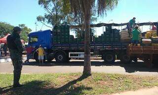 Soldado paraguaio observa compatriotas comprando alimentos de caminhão parado no lado brasileiro da fronteira (Foto: Direto das Ruas)