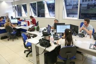 Call center foi instalado em sala na regulação da Sesau (Foto: Lucas Mamédio)