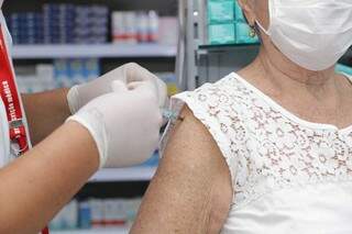 Idosa recebe dose contra a gripe em farmácia da Capital, antes de vacina esgotar (Foto: Kísie Ainoã/Arquivo)