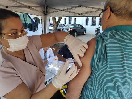 Por falta de doses, vacinação de idosos contra influenza está parada