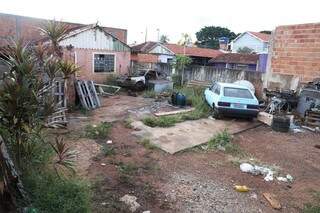 Carcaças de carro, pneus e lixo em oficina abandonada na Vila Margarida (Foto: Paulo Francis)