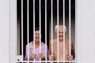 Dona Nilce e o esposo, Antônio Carrelo, estão &#34;presos&#34; em casa. (Foto: Nícolas Carrelo)