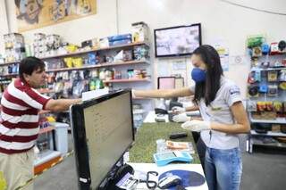 Em loja menor, funcionários usam máscaras e seguem distância em relação aos clientes. (Foto: Paulo Francis)