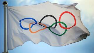 Bandeira dos Jogos Olímpicos, que agora só serão realizados em 2021. (Foto: Comitê Olímpico Internacional)