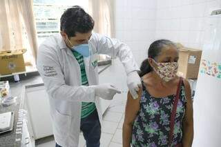 Dona Maria Iracy foi protegida contra o novo coronavírus tomar a vacina que previne a gripe (Foto: Paulo Francis)