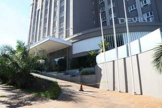 Hotel Deville, na Avenida Mato Grosso, só retoma as atividades em 3 de maio. (Foto: Paulo Francis)