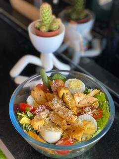 Salada Equilíbrio com ovo, frango, alface, tomate e outros. (Foto: Divulgação)