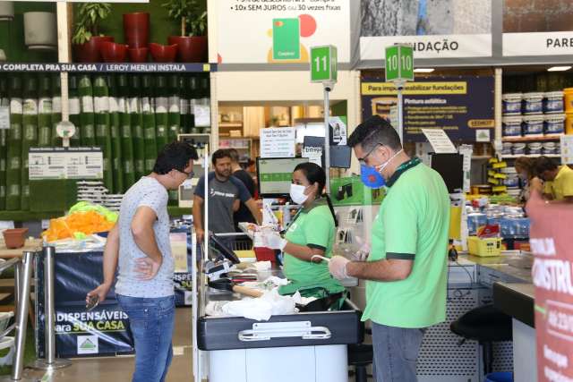 Lojas de constru&ccedil;&atilde;o reabrem com clientes que aproveitam quarentena para reforma