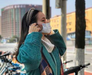 Evelyn numa da saídas de casa, em Changsha, na China, depois de muito tempo em isolamento (Foto: Arquivo Pessoal)