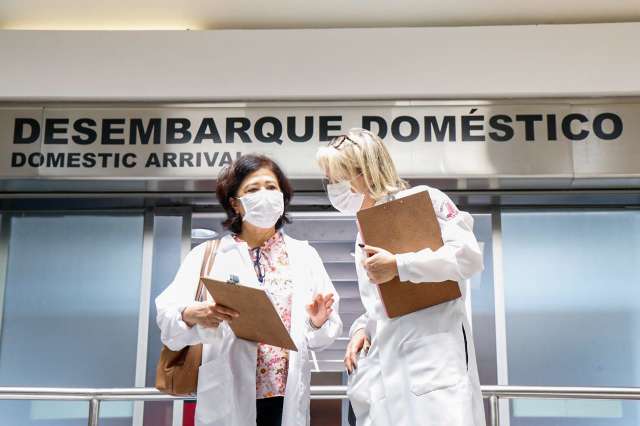 Ao menos 300 pessoas s&atilde;o examinadas e 1 sai do aeroporto para quarentena