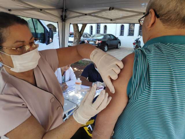 Por falta de doses, vacina&ccedil;&atilde;o de idosos contra influenza est&aacute; parada