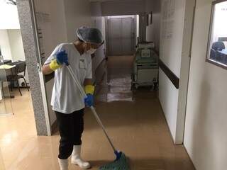 Assessoria do HU enviou foto de funcionária da limpeza trabalhando de máscara (Foto: Assessoria)