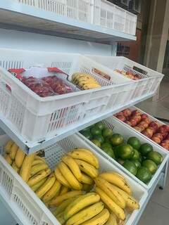 Frutas expostas em stand de hortifruti onde as entregas aumentaram após início da pandemia do novo coronavírus