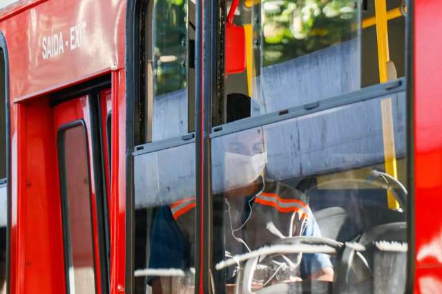 Distanciamento n&atilde;o existe, dizem trabalhadores que usam transporte coletivo