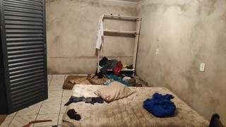 Homem mata travesti com faca de cozinha e liga para a polícia Homem mata travesti com faca de cozinha e liga para a polícia
