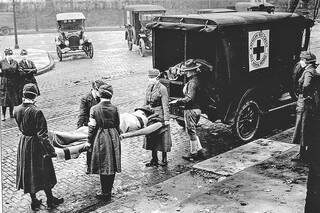 Imagem mostra atendimento durante epidemia de gripe espanhola. (Foto: Arquivo BBC)