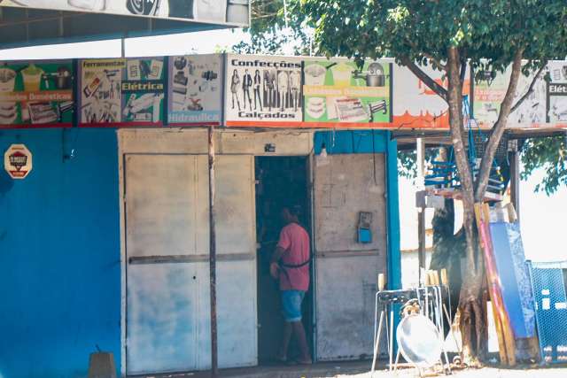 Dez dias ap&oacute;s in&iacute;cio do decreto e ainda h&aacute; lojas com portas abertas nos bairros