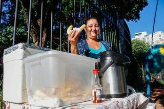 Clarice Freira vende salgados e cafezinho em frente à Praça Ary Coelho (Foto: Henrique Kawaminami)