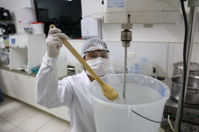 Estoque de &aacute;lcool em gel segue zerado e op&ccedil;&atilde;o &eacute; manipular 300 ml por R$ 17 
