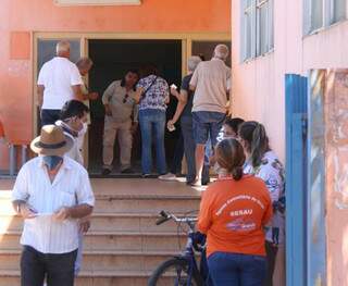 Debaixo de sol, idosos enfrentam fila de mais de 1 hora para vacinar Debaixo de sol, idosos enfrentam fila de mais de 1 hora para vacinar