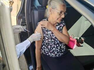 Idosa é vacinada dentro do carro, na semana passada; vacina acabou de novo (Foto: Adilson Domingos)