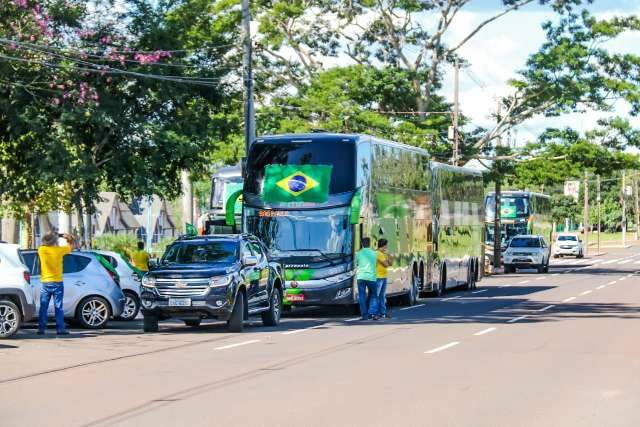 Pela segunda vez, manifestantes fazem carreata por reabertura do com&eacute;rcio