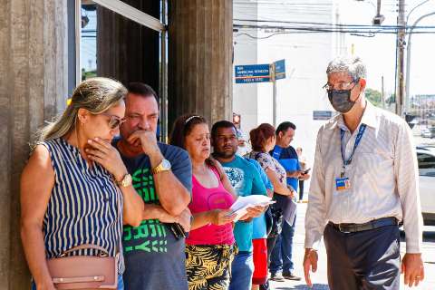 Demitidos fazem fila para sacar auxílio “bem vindo” na reabertura dos bancos
