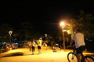 Mirante estava lotado com pessoas fazendo caminhada, andando de bicicleta e até descansando. (Foto: Paulo Francis)