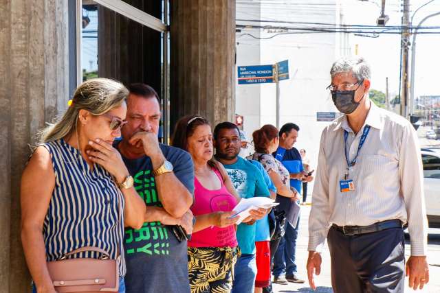 Demitidos fazem fila para sacar aux&iacute;lio &ldquo;bem vindo&rdquo; na reabertura dos bancos