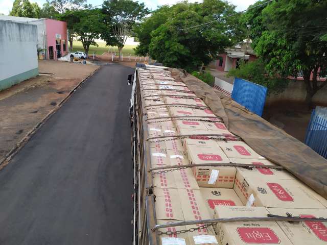 DOF apreende carreta com 45 mil pacotes de cigarros na MS-295