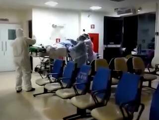 Chegada de paciente, depois de diagnóstico da Covid-19, no Hospital da Cassems de Dourados (Foto: Atual News/Reprodução)