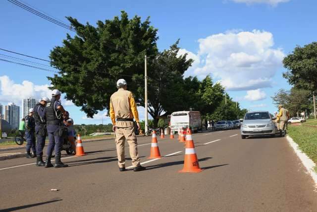 Blitz desanima manifestantes e carreata contra quarentena termina em 30 minutos