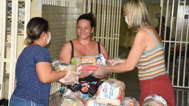 Prefeitura diz que entregou mais de 14 mil kits de merenda a fam&iacute;lias