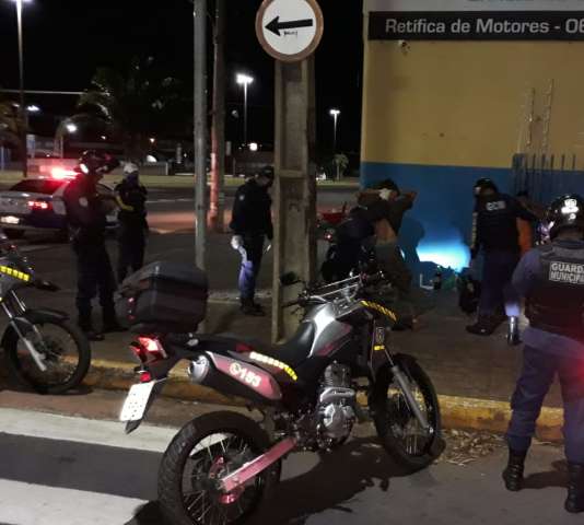 Guarda fecha 14 com&eacute;rcios e prende jovem por descumprir toque de recolher 