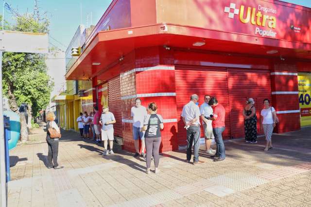 Farm&aacute;cias ainda t&ecirc;m vacina, mas em alguns postos doses acabaram