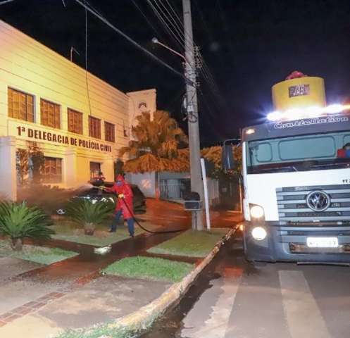 Prefeitura desinfeta ruas para proteger quem tem de sair de casa