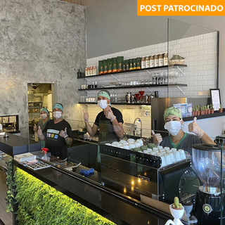 No Empório Equilíbrio Coffee, os funcionários atendem com toucas, luvas e máscaras. (Foto: Divulgação)